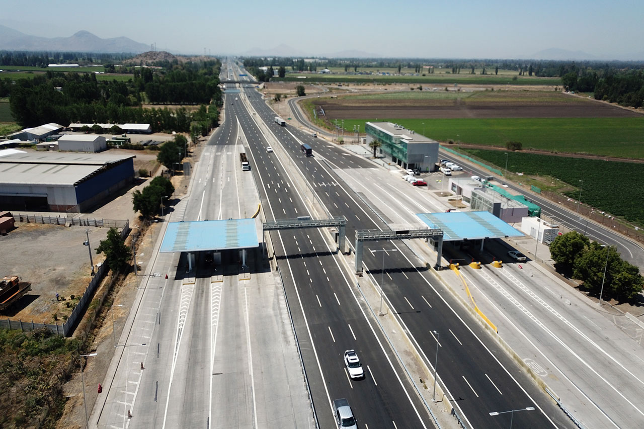 Autopista en Alemania con vehículos circulando, parte del proyecto C-ITS de Kapsch TrafficCom.