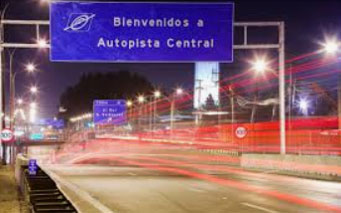 Señal azul en una carretera por la noche.