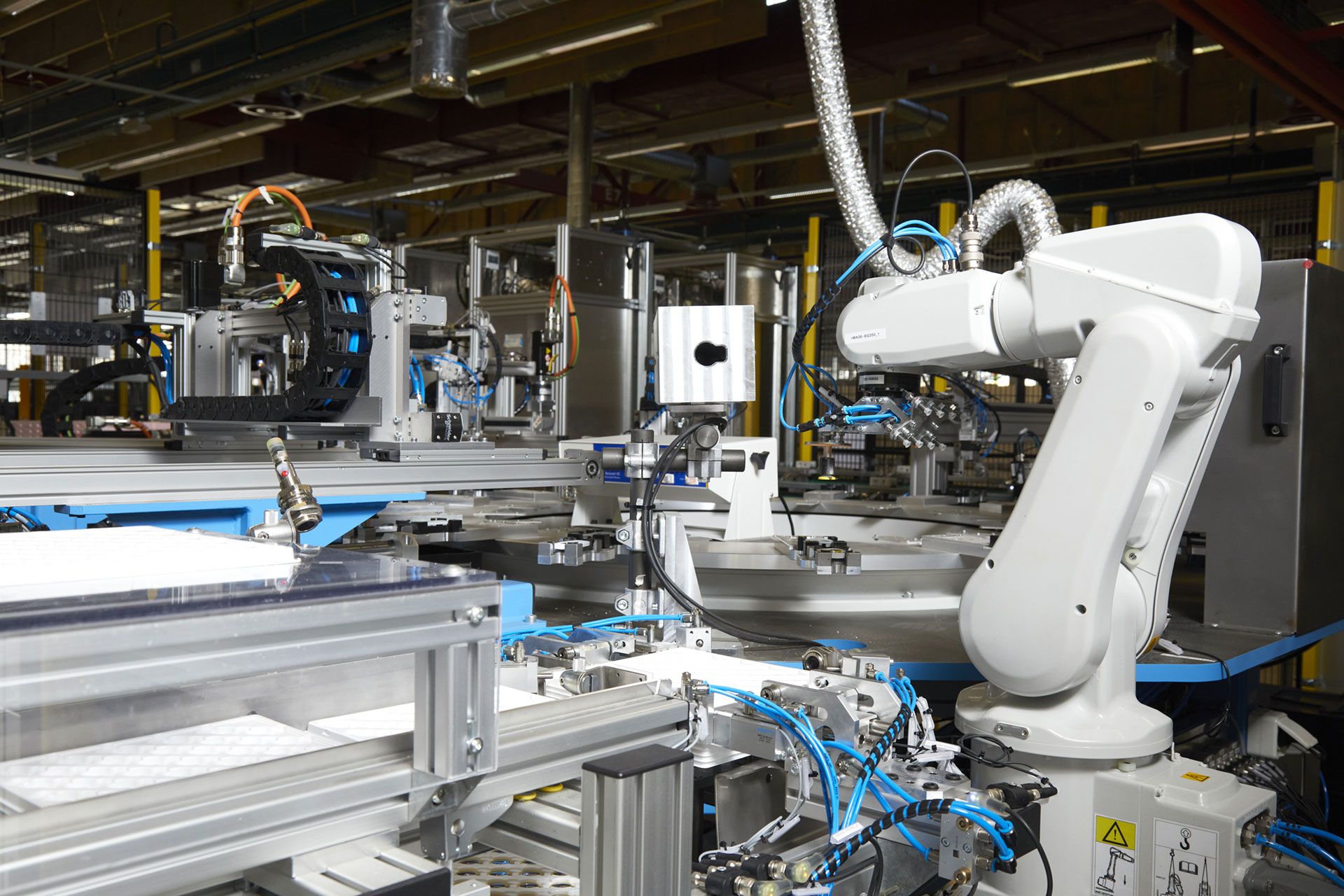 Máquina industrial en una fábrica de componentes Kapsch.