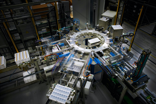 Máquina de ingeniería con múltiples componentes en un entorno industrial.