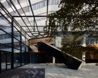 © @ Kapsch TrafficCom Wien Headquarter Europlaza Lobby Treppenaufgang (side view)