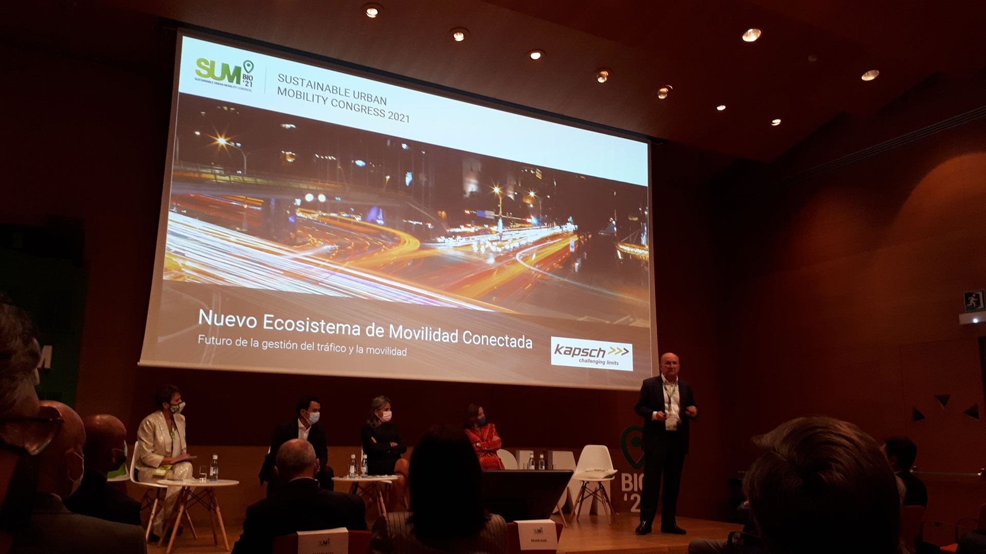 Ein Mann steht vor einer großen Projektionsleinwand.