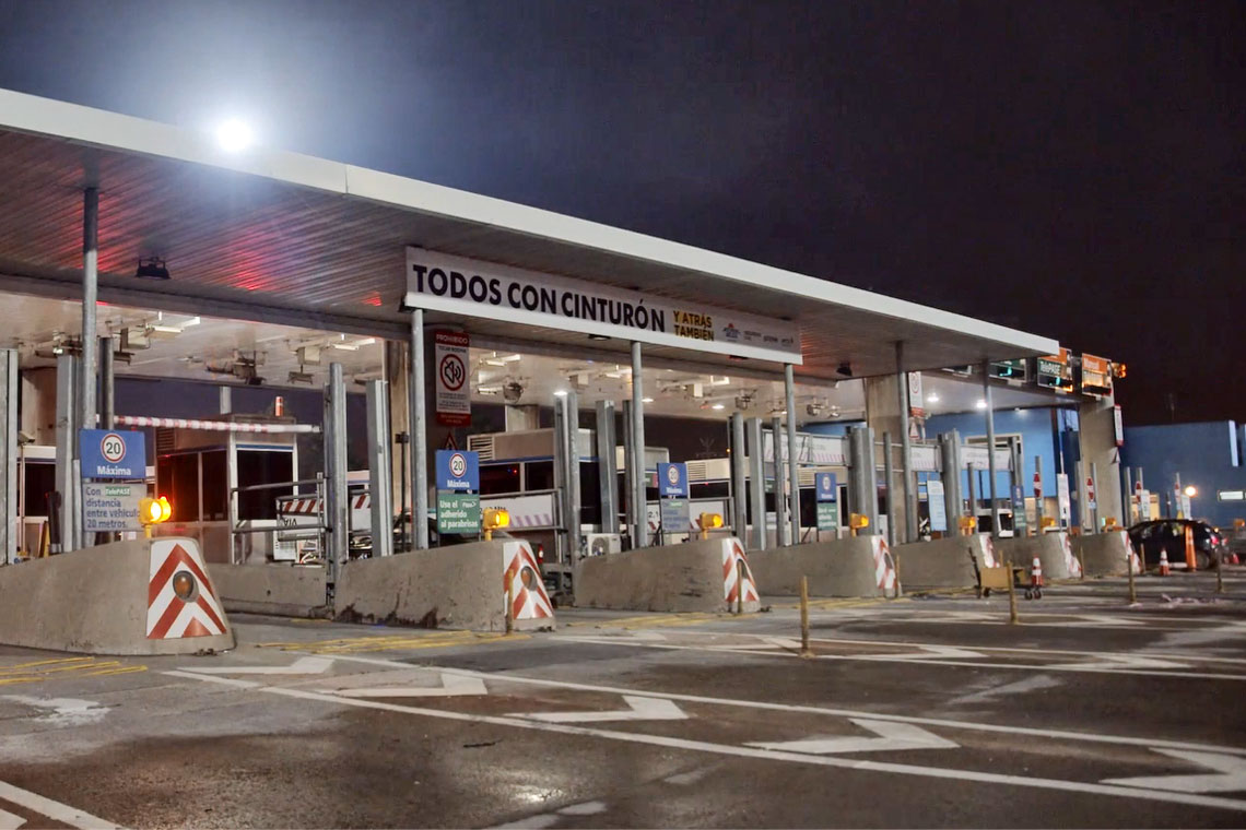 Estación de servicio iluminada por la noche.