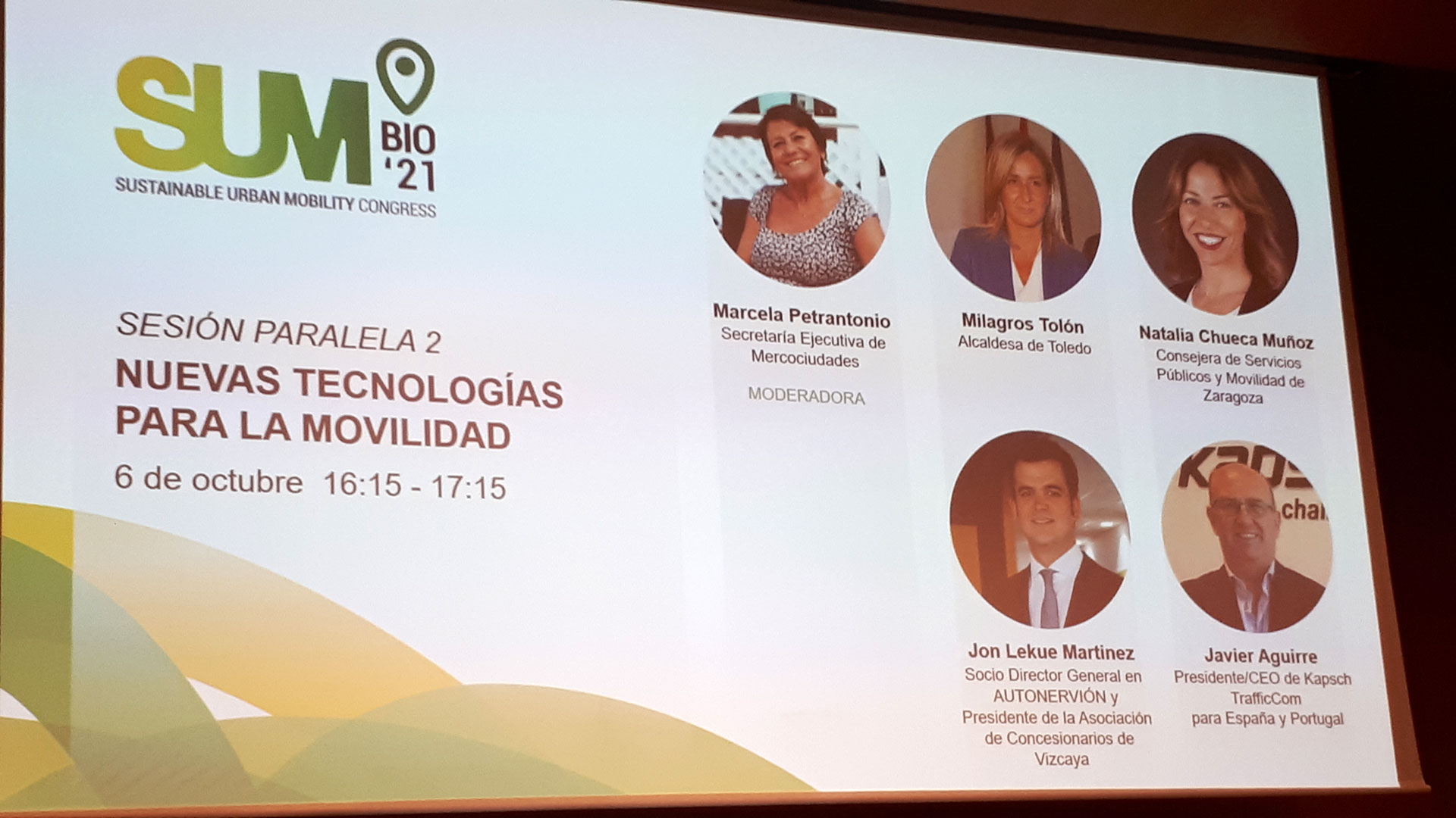 Bildschirm mit Text und Bildern von Personen