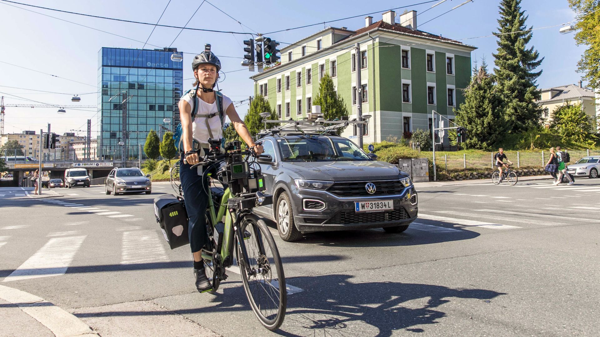 Eine Person fährt auf einem Fahrrad auf der Straße.