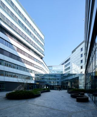 © @ Kapsch TrafficCom Wien Headquarter Europlaza Innenhof (cold-flat)
