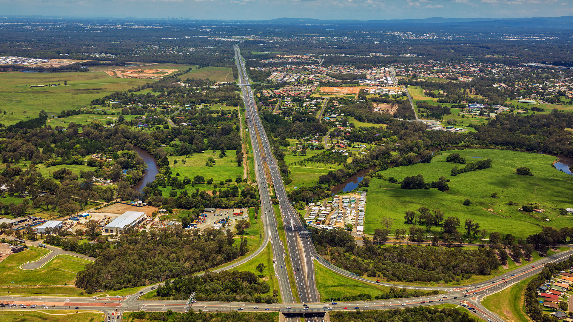 Luftaufnahme einer Autobahn mit Straßen und Bäumen