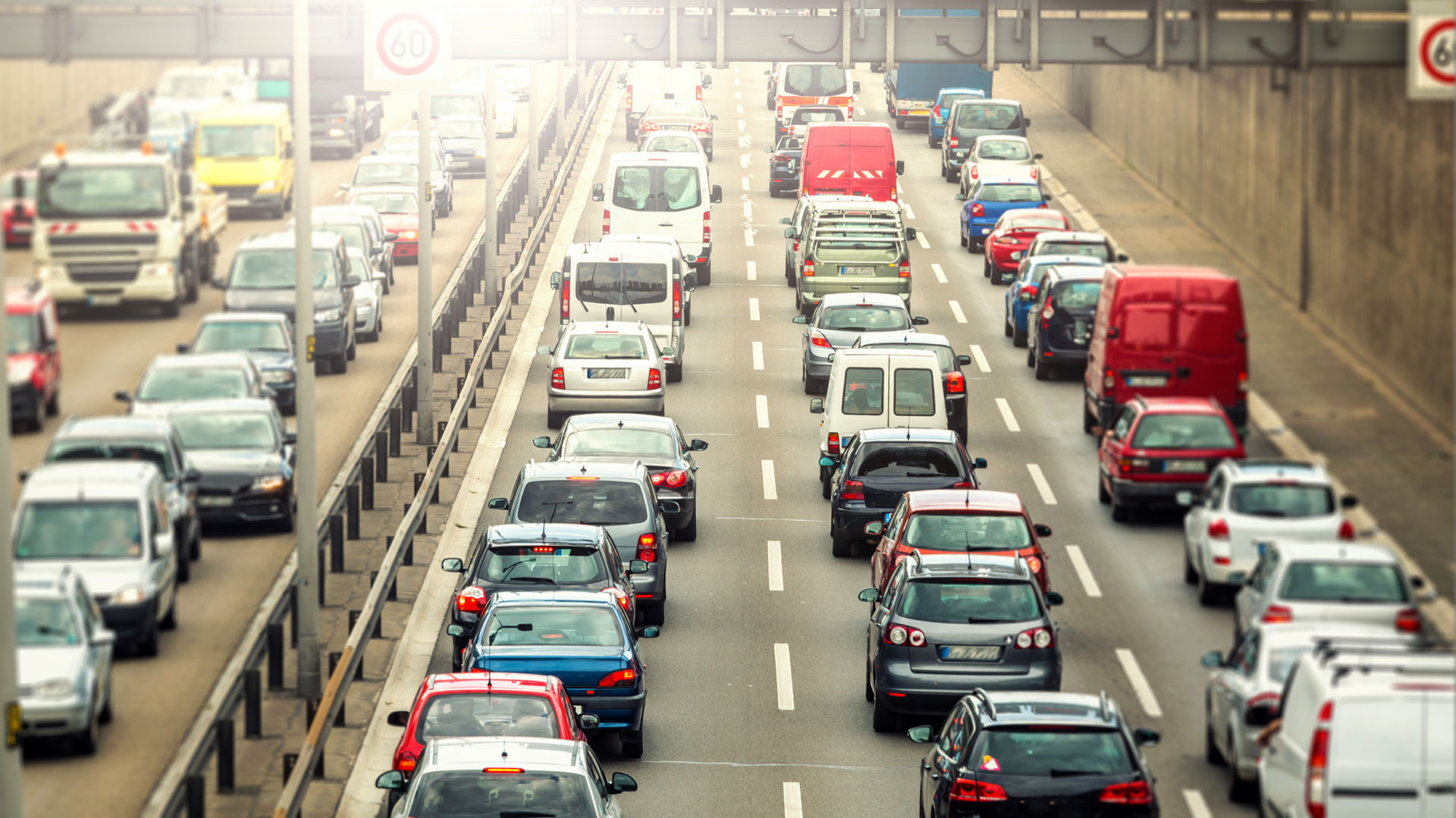 Stau auf einer Autobahn mit vielen Autos