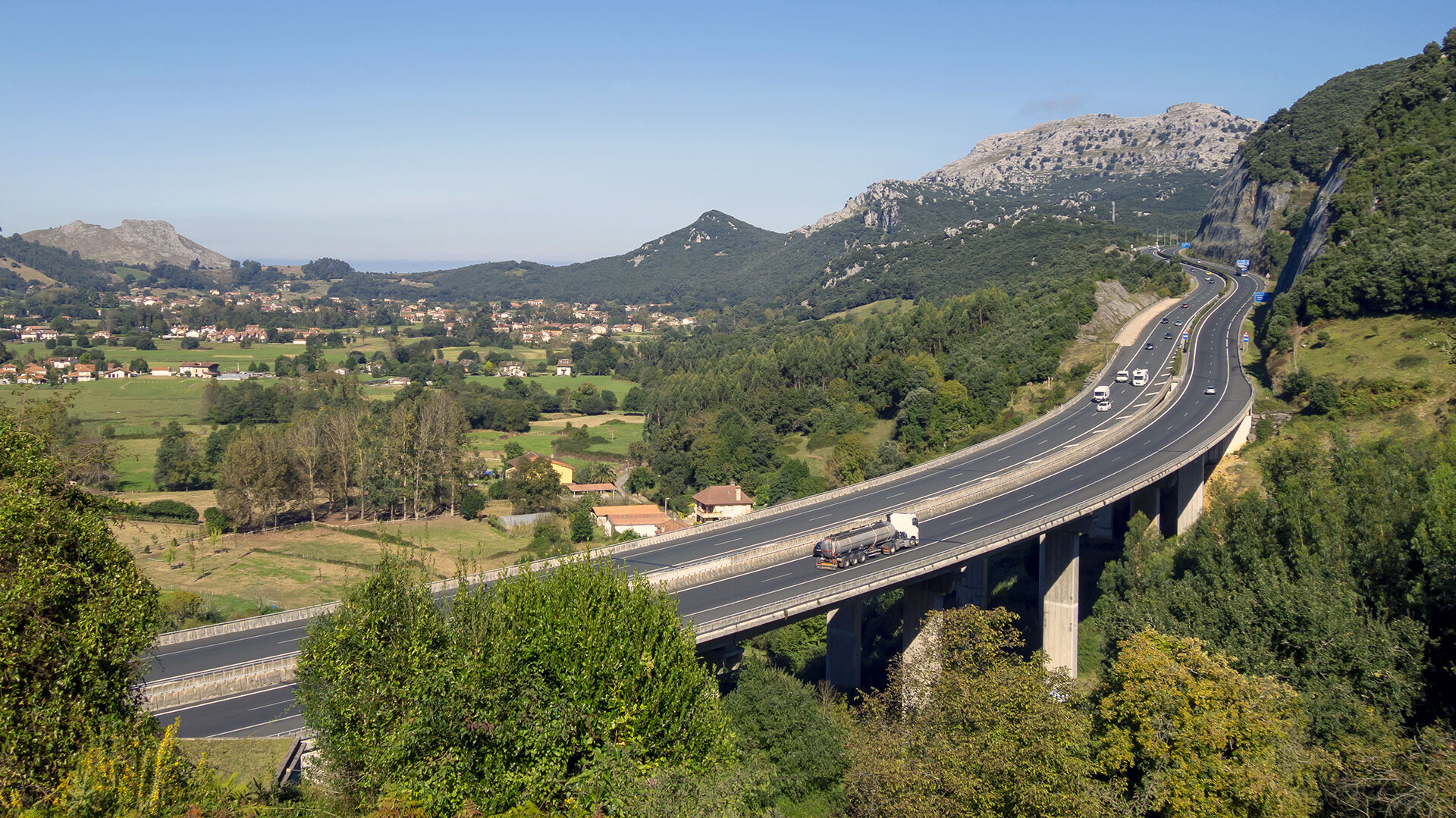 © Bildnachweis: agafapaperiapunta
Creative #: 1082883748
Lizenztyp: Lizenzfrei
Kollektion: iStock / Getty Images Plus Autobahn mit fahrenden Autos unter freiem Himmel.