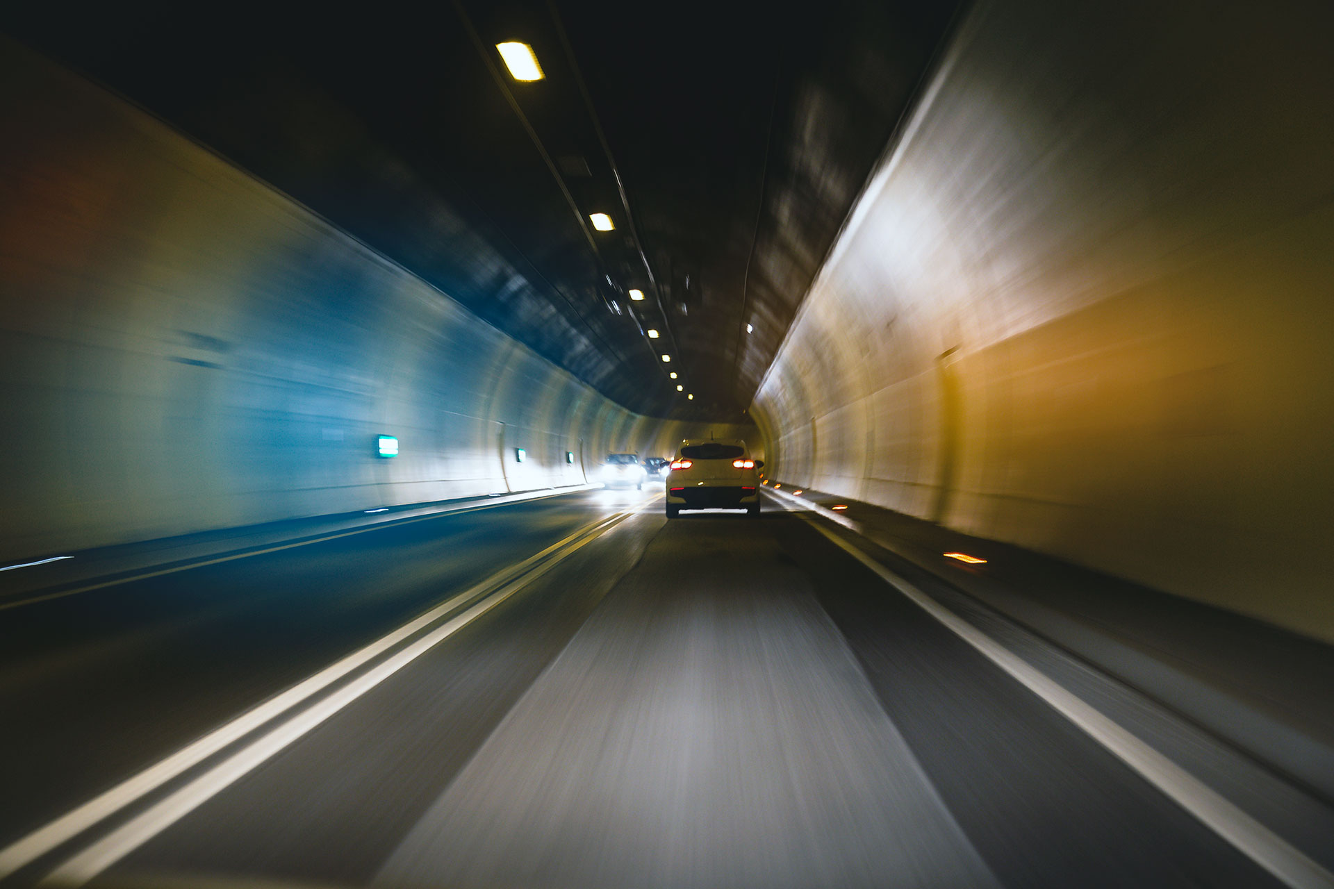 © Kapsch TrafficCom Auto fährt durch einen Tunnel