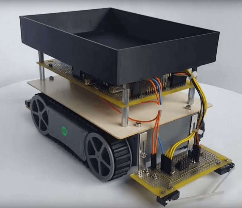 Eine Maschine mit Rädern und einem quadratischen Kasten.