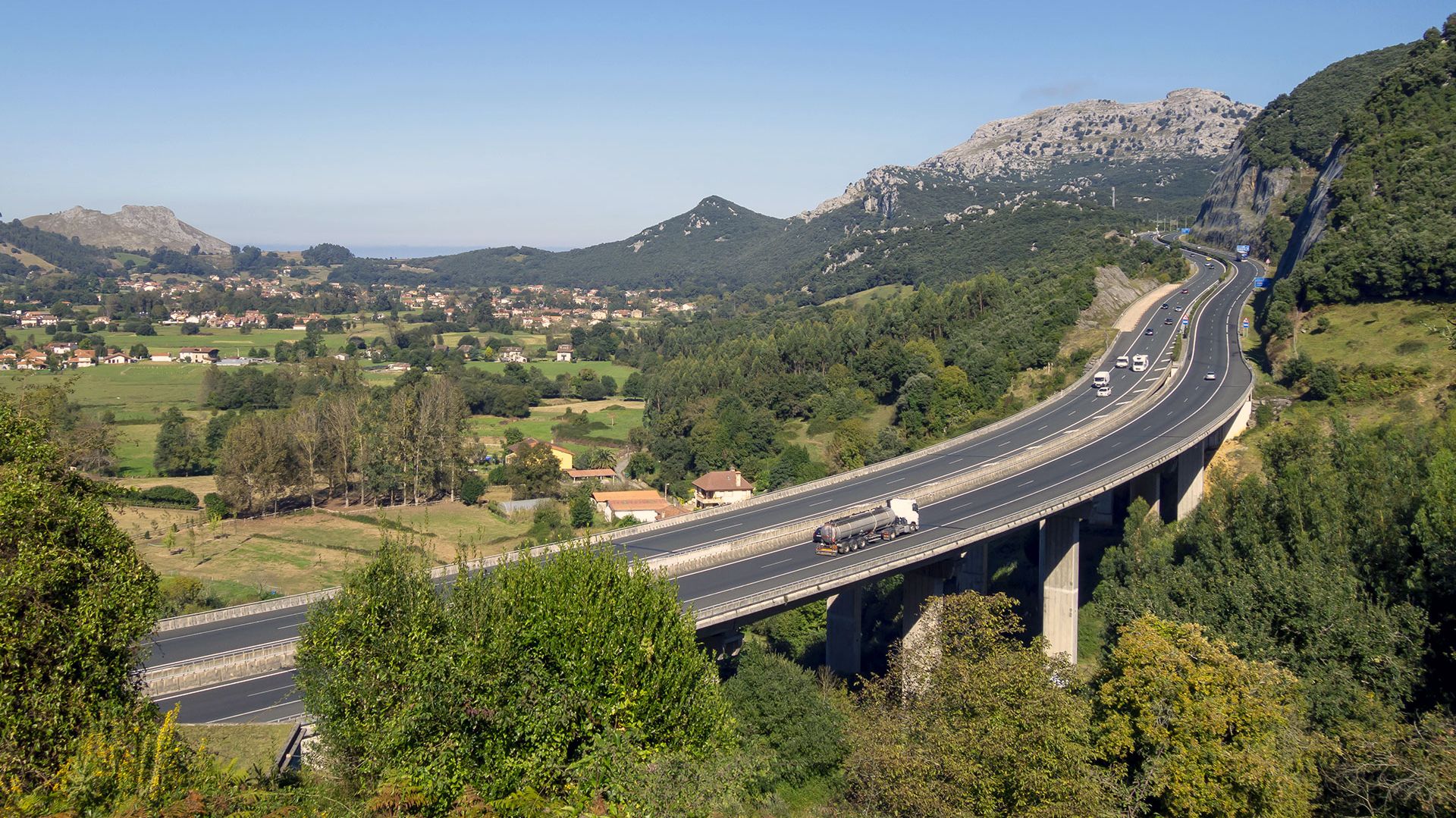 © Bildnachweis: agafapaperiapunta
Creative #: 1082883748
Lizenztyp: Lizenzfrei
Kollektion: iStock / Getty Images Plus Autobahn mit fahrenden Autos unter freiem Himmel.
