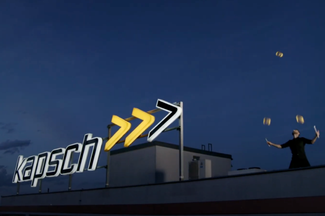 Ein Schild an einem Gebäude vor blauem Himmel.