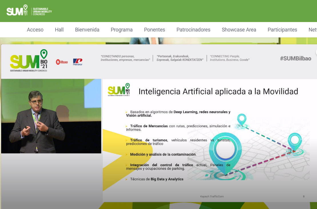 Ein Mann steht vor einem Bildschirm.