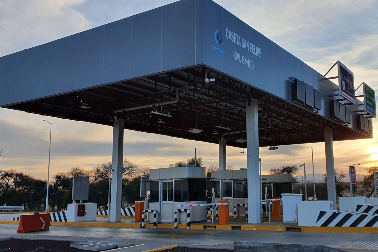 Estación de servicio con un gran cartel rectangular en el contexto de las referencias de Kapsch TrafficCom.