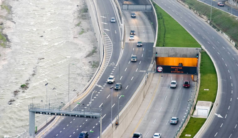 Autopista en Alemania con varios coches circulando, parte del proyecto europeo C-ITS para sistemas cooperativos de transporte inteligente.