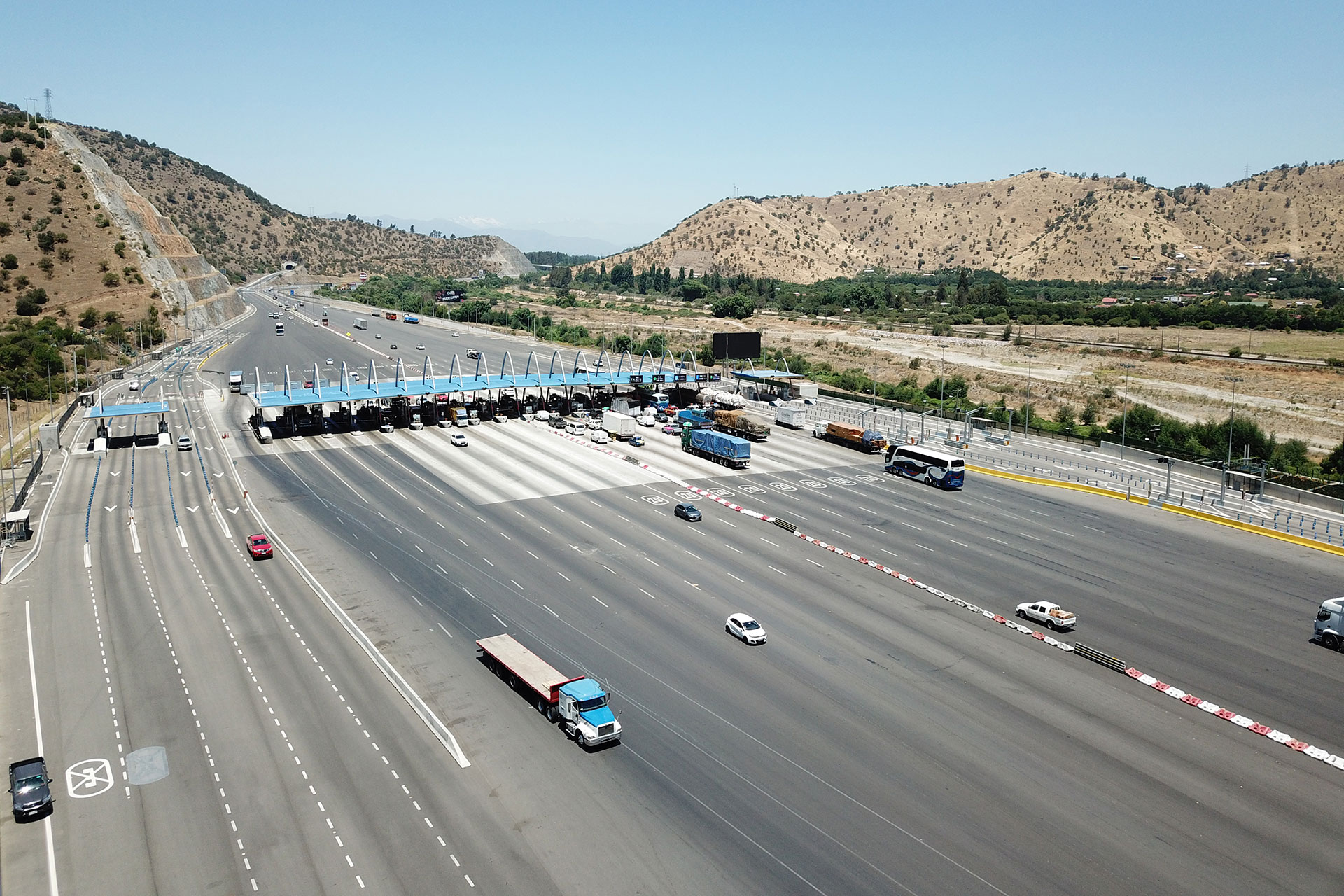 Autopista con coches y un puente en un proyecto de Kapsch TrafficCom en Alemania.