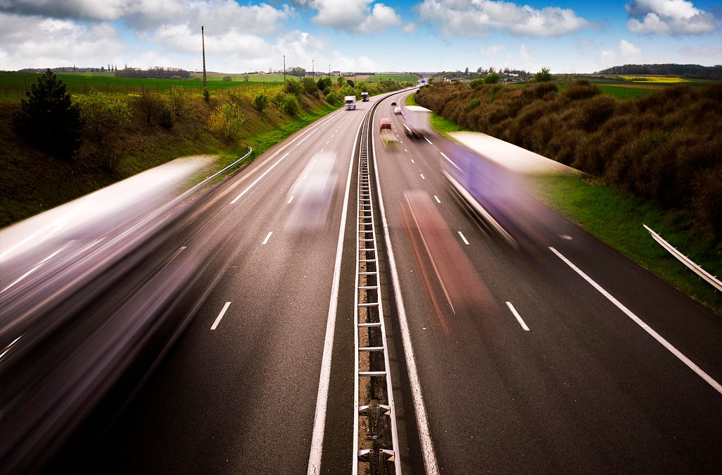 Autobahn mit Autos darauf