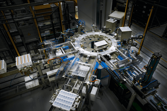 Maschine mit vielen Teilen in einem industriellen Umfeld