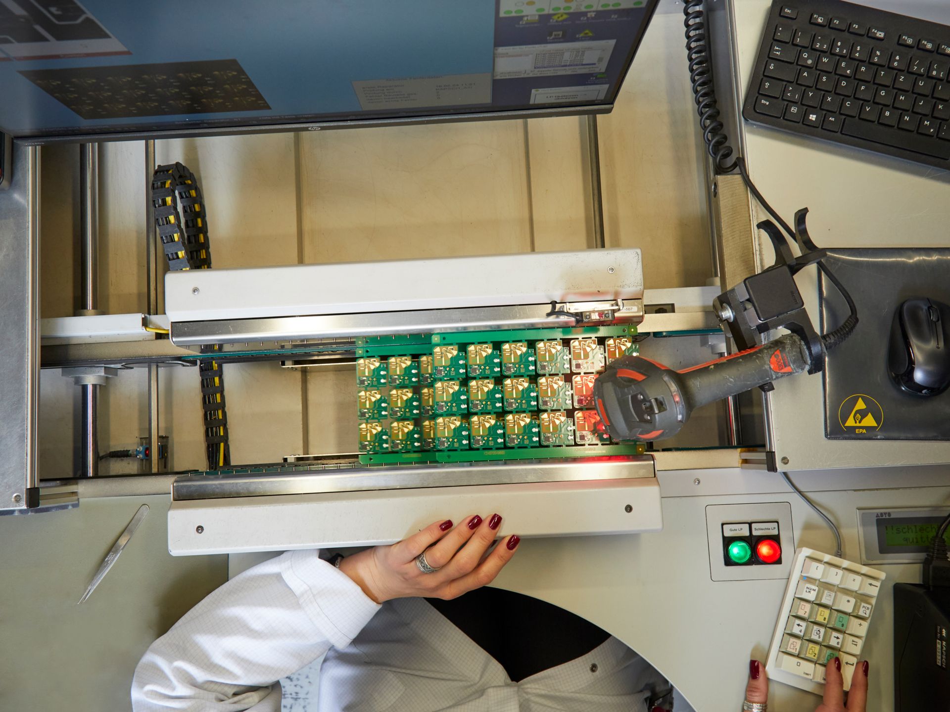 Ein Arbeiterin überwacht die Produktionsqualität