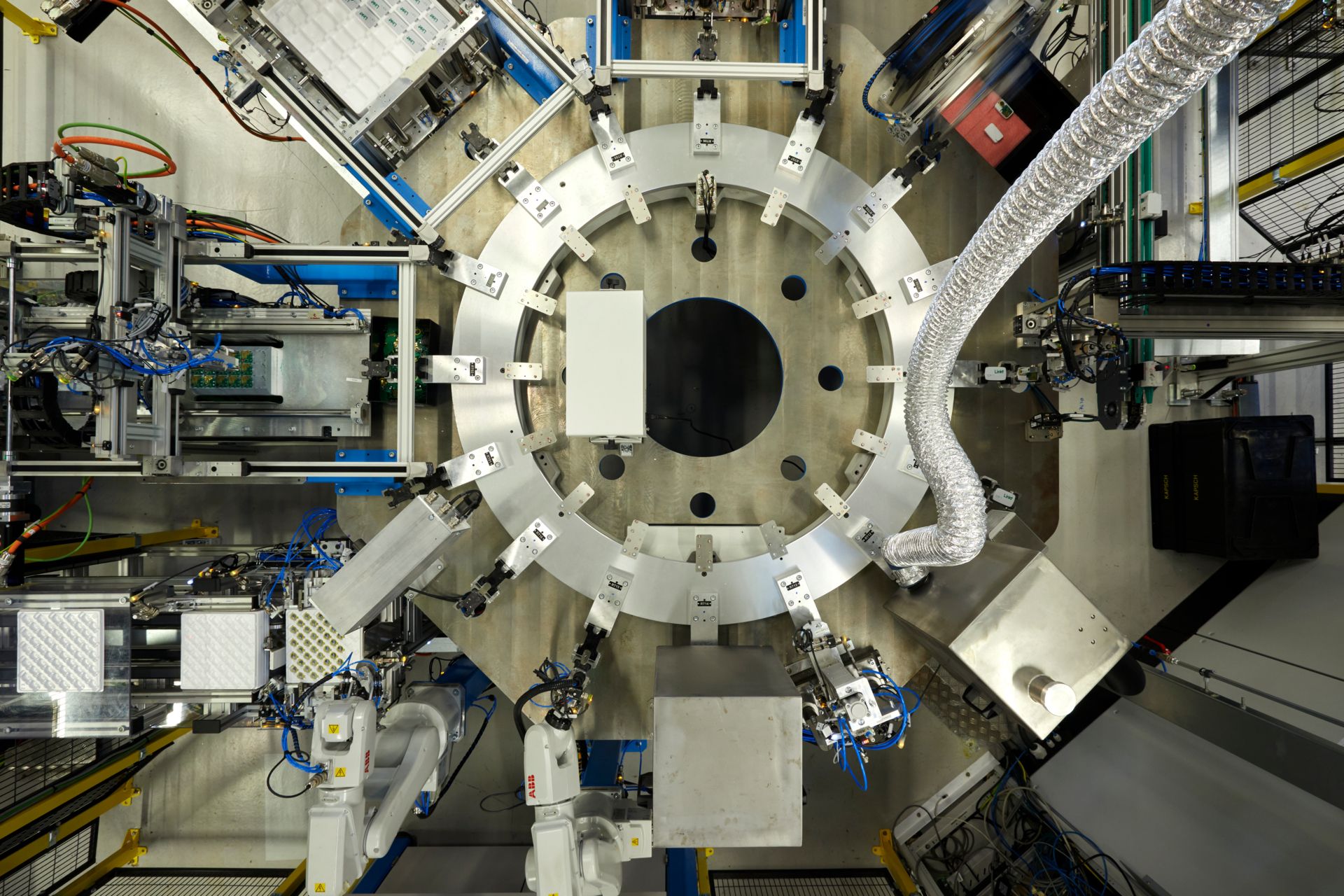 Hochautomatisierte Produktion von On-Board-Units, von oben gesehen