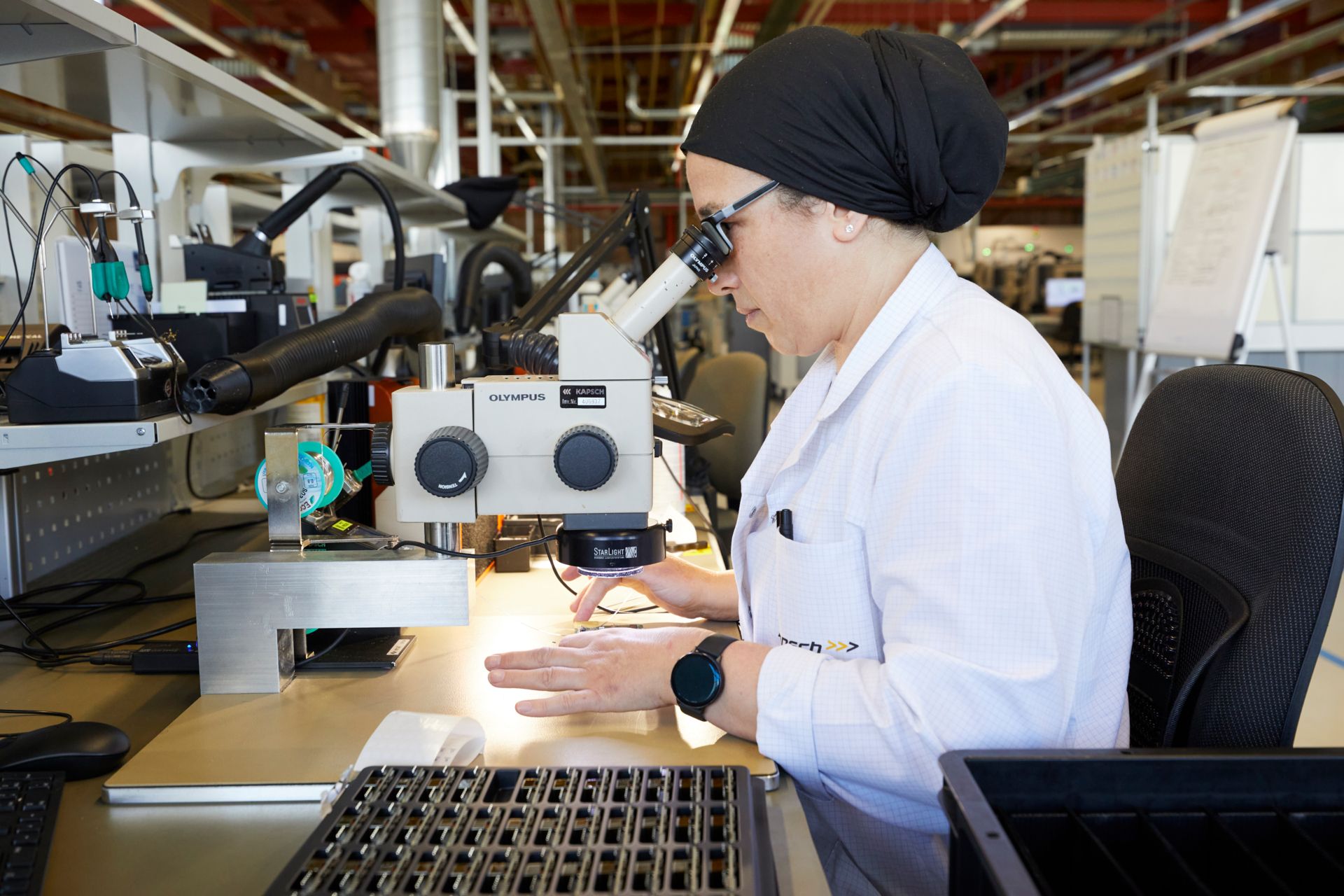 Eine Arbeiterin überwacht die Produktionsqualität